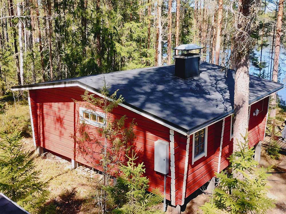 Kesämökin uusittu huopakatto ja piipunpellit Jämsä