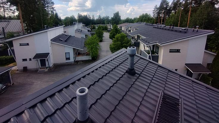 Taloyhtiön vesikattojen pinnoitustyö jälkeen Tampere